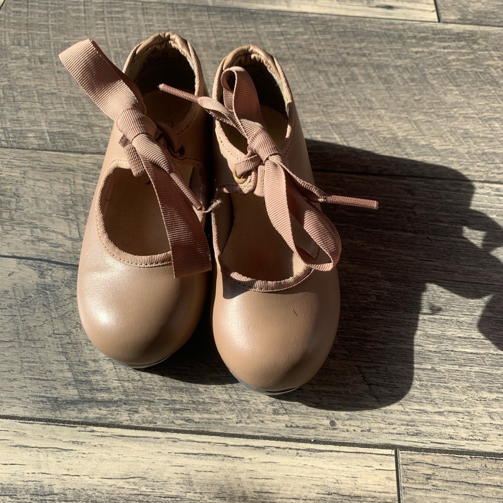 Nude tap shoes
